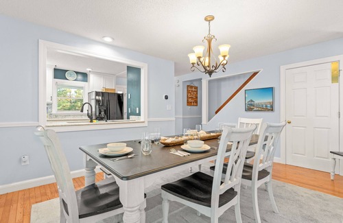 Southern Shores House | ⭐️New Listing⭐Pool opens mid Apr, HOA Pkg Pass, Dogs ✔️, Beach Chairs🌊☀️🐬