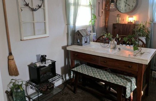 Lenoir Cottage | NEW LISTING ♥ Quiet Cottage Nestled in the Foothills - Pet Friendly! ♥
