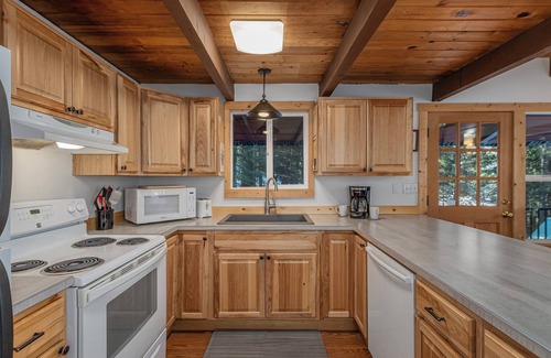 Ardenvoir Ski Chalet | New Listing! River, Hot Tub, WIFI, Deck. BBQ. Dogs