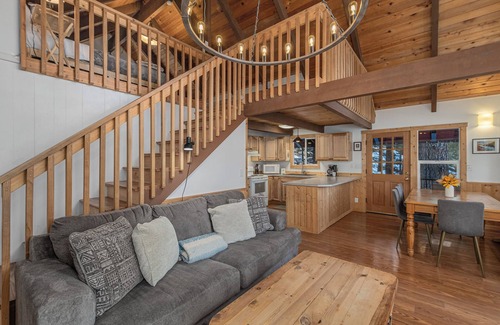 Ardenvoir Ski Chalet | New Listing! River, Hot Tub, WIFI, Deck. BBQ. Dogs