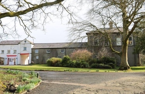 Ballymoney Apartment | *NEW LISTING* Stay in a refurbished Victorian Era Courtyard!