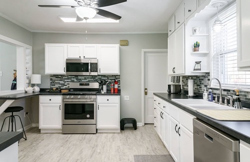 Northeast South Bend House | NEW LISTING! Walking distance to Notre Dame, 3BR - 1.5BA House. Go Irish ☘️💙☘️
