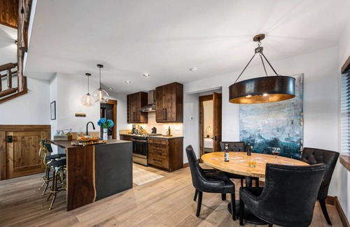 Estes Park Cabin | New Log cabin, The Bears Den - 2 bedrooms, loft, 2.5 bath, Fireplace.