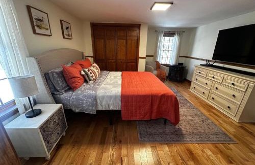Mount Vernon House | NEW Long Pond Lake View Pet-Friendly Getaway, ME