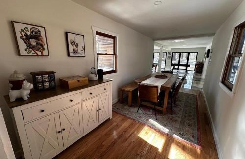 Mount Vernon House | NEW Long Pond Lake View Pet-Friendly Getaway, ME