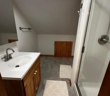 Mount Vernon House | NEW Long Pond Lake View Pet-Friendly Getaway, ME