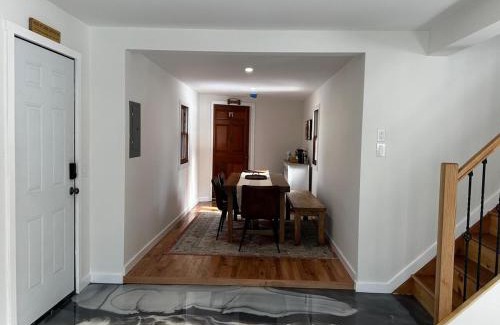 Mount Vernon House | NEW Long Pond Lake View Pet-Friendly Getaway, ME