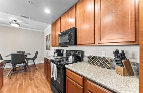 Reno/Tahoe Airport Apartment | New Luxurious 1BR Apartment Heated Pool, Spa & Sauna