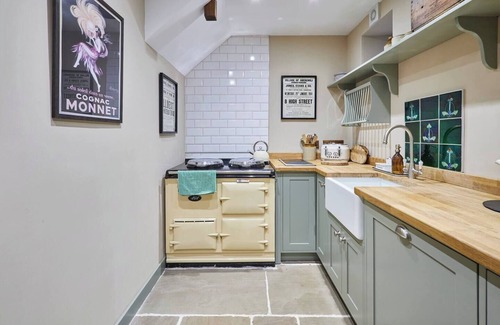 Llangadog Cottage | NEW Luxurious country cottage with patio garden and outdoor bath