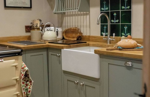 Llangadog Cottage | NEW Luxurious country cottage with patio garden and outdoor bath