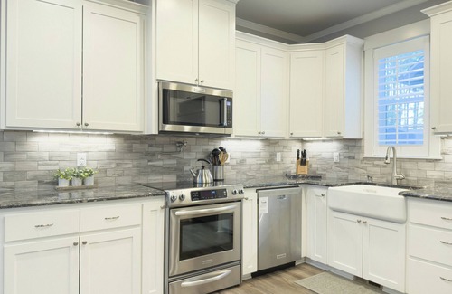 Rockaway Beach House | NEW Luxurious family-friendly coastal home w/beach access. Dogs allowed!