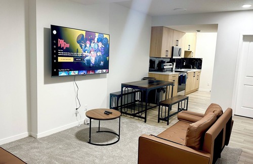 Airdrie House | New Luxury 2-Bedroom Suite