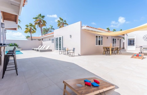 Opal Villa | New Luxury 5 bedrooms 3.5 bath villa 2 minutes to the ❤️ of Palm Beach👙🏝☀️