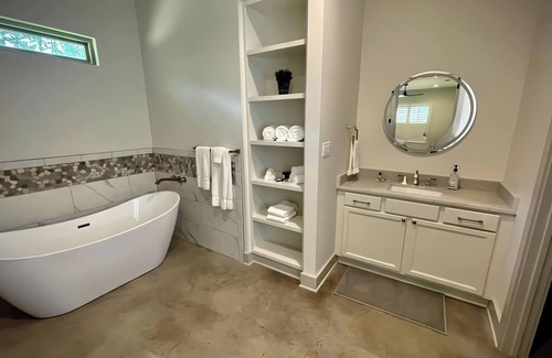 Fluker Cabin | New LUXURY 6 bed/6.5 Lodge, Spacious, Secluded, Steps away from fine dining!