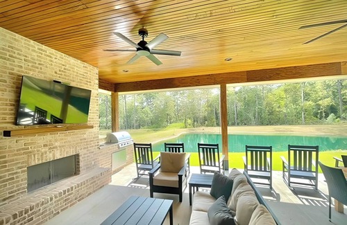 Fluker Cabin | New LUXURY 6 bed/6.5 Lodge, Spacious, Secluded, Steps away from fine dining!