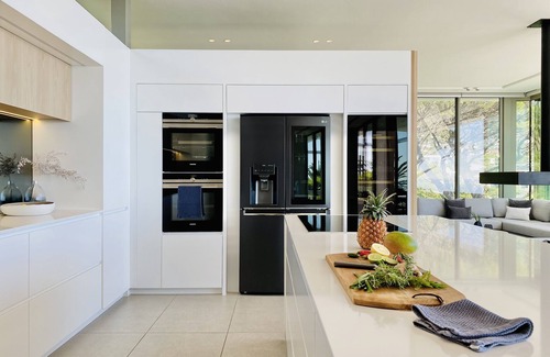 Camps Bay Villa | NEW Luxury 6 Bedroom Epic Villa, Walk to Beach & Restaurants, solar backup power