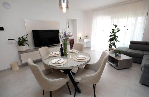 Vintijan Apartment | New luxury air-conditioned apartment, with jacuzzi, free parking and gardens