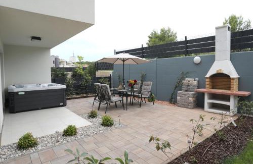 Vintijan Apartment | New luxury air-conditioned apartment, with jacuzzi, free parking and gardens