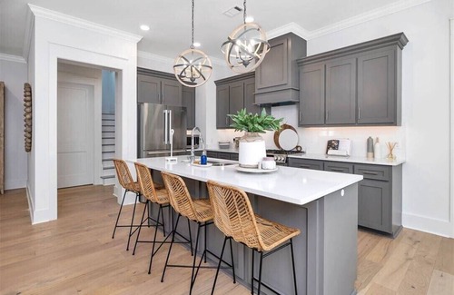 Saint Simons Island House | New Luxury Beach House! 300 feet to beach, walk to Crab Daddys, Brewery, & Shops