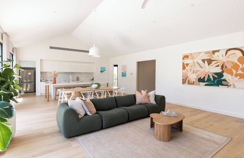 Point Lonsdale House | New Luxury Beach House with 5 bedrooms, Huge North Facing Deck and Yard
