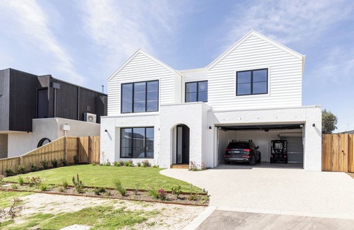 Point Lonsdale House | New Luxury Beach House with 5 bedrooms, Huge North Facing Deck and Yard