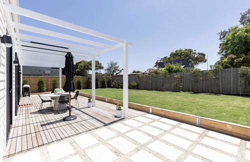 Point Lonsdale House | New Luxury Beach House with 5 bedrooms, Huge North Facing Deck and Yard