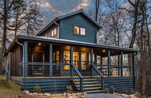 Tracy City House | New Luxury Cabin by Lake ~ Book today!