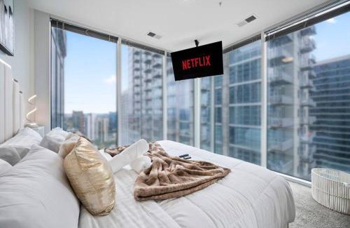 Midtown Apartment | NEW! Luxury Champagne Towers Kingbed FreeParking
