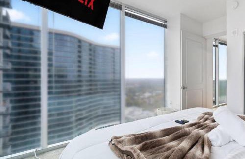 Midtown Apartment | NEW! Luxury Champagne Towers Kingbed FreeParking