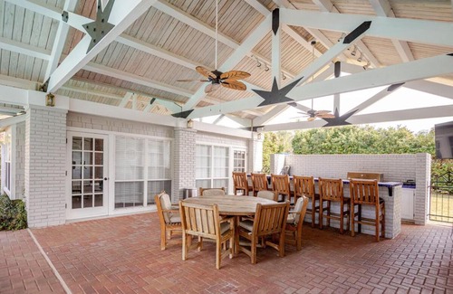 Historic District House | NEW Luxury Country Club Hot tub Gym Pool House Outdoor Kitchen EVENTS