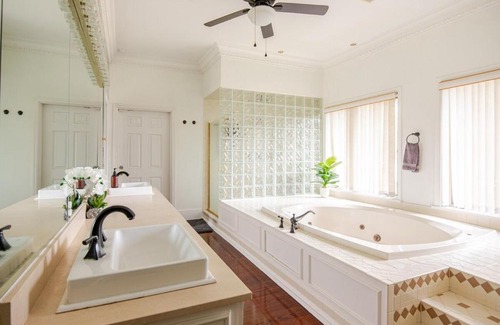 Historic District House | NEW Luxury Country Club Hot tub Gym Pool House Outdoor Kitchen EVENTS