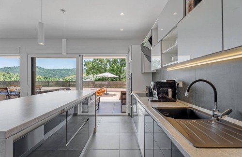 Srinjine Villa | NEW Luxury Family Villa Tanicius, heated pool,gym,4 en-suite bedrooms