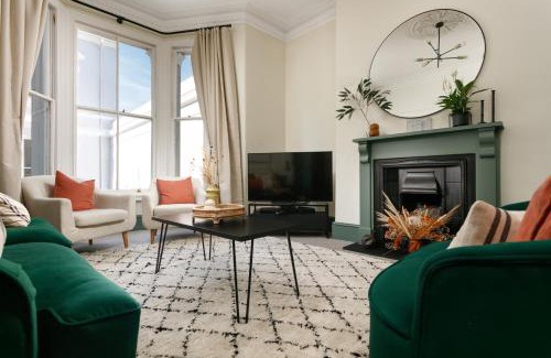 Barbican House | NEW LUXURY for 2024 - Central Plymouth House - Sleeps 10 - Access to Plymouth Town - Close to The Barbican - Pets welcome - Parking Available - By Luxe Living by Sophia