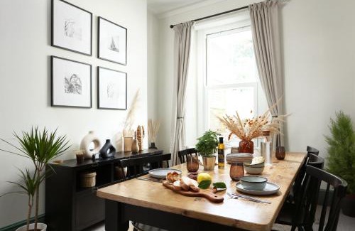 Barbican House | NEW LUXURY for 2024 - Central Plymouth House - Sleeps 10 - Access to Plymouth Town - Close to The Barbican - Pets welcome - Parking Available - By Luxe Living by Sophia