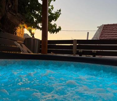 Salakos House | New - Luxury Getaway with Jacuzzi Platanos House - Salakos
