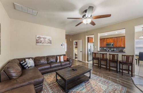 South Arlington House | NEW Luxury Haven I Game Rooms + Backyard Retreat