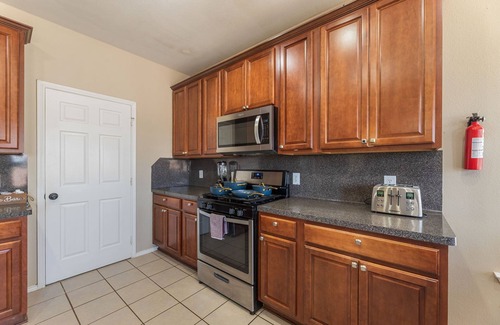 South Arlington House | NEW Luxury Haven I Game Rooms + Backyard Retreat