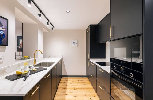 Sol Apartment | New, Luxury, quiet, 4 en-suite bedrooms + balcons near Gran Via, private patio