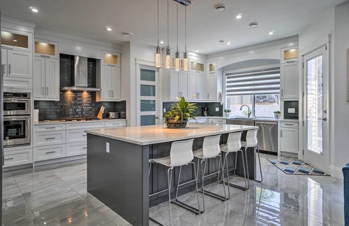 Surrey House | NEW! Luxury Vancouver Home w/Patio and Views of Dwtn