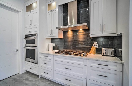 Surrey House | NEW! Luxury Vancouver Home w/Patio and Views of Dwtn