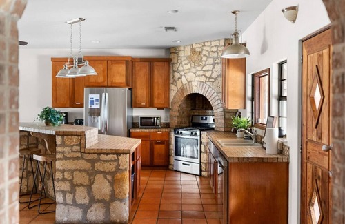 Leander House | New! Luxury Villa | hot tub | Great for families