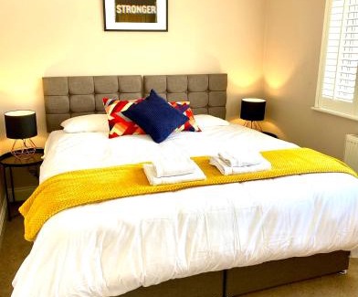 Caddington Apartment | NEW! Luxury YELLOW HOUSE Bright Modern Detatched Home with PRIVATE PARKING, NETFLIX Close Luton, M1, and AIRPORT Ideal for Families, Professionals, Consultants, LONGER STAY OPTIONS