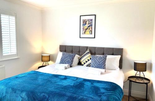 Caddington Apartment | NEW! Luxury YELLOW HOUSE Bright Modern Detatched Home with PRIVATE PARKING, NETFLIX Close Luton, M1, and AIRPORT Ideal for Families, Professionals, Consultants, LONGER STAY OPTIONS