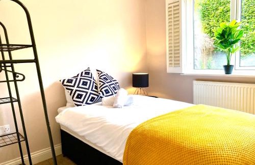 Caddington Apartment | NEW! Luxury YELLOW HOUSE Bright Modern Detatched Home with PRIVATE PARKING, NETFLIX Close Luton, M1, and AIRPORT Ideal for Families, Professionals, Consultants, LONGER STAY OPTIONS