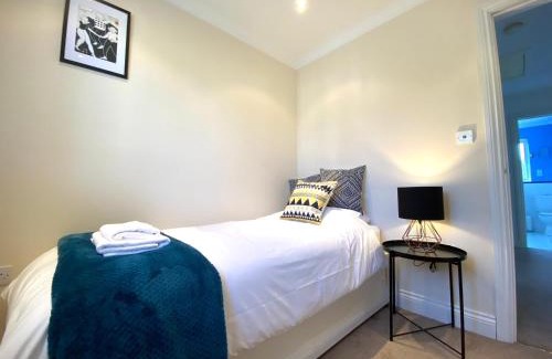 Caddington Apartment | NEW! Luxury YELLOW HOUSE Bright Modern Detatched Home with PRIVATE PARKING, NETFLIX Close Luton, M1, and AIRPORT Ideal for Families, Professionals, Consultants, LONGER STAY OPTIONS
