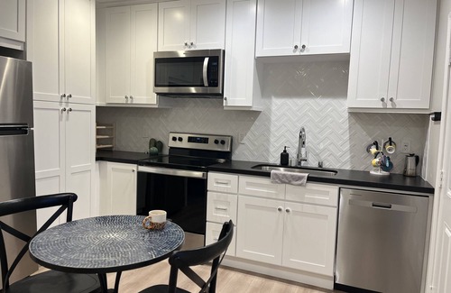 Talmadge Apartment | New Modern 1 Bedroom Casita in Unique Kensington