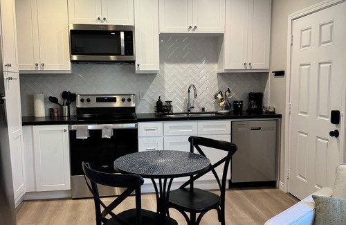 Talmadge Apartment | New Modern 1 Bedroom Casita in Unique Kensington