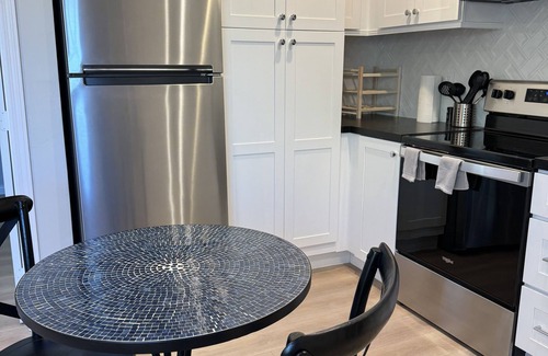 Talmadge Apartment | New Modern 1 Bedroom Casita in Unique Kensington