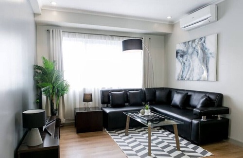 Bonifacio Global City Condo | New! Modern 2 BR in BGC - Fast Wi-fi 58" UHD TVn