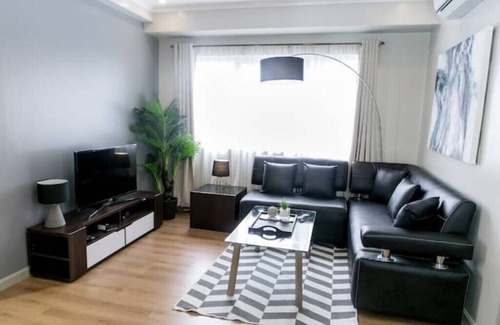 Bonifacio Global City Condo | New! Modern 2 BR in BGC - Fast Wi-fi 58" UHD TVn